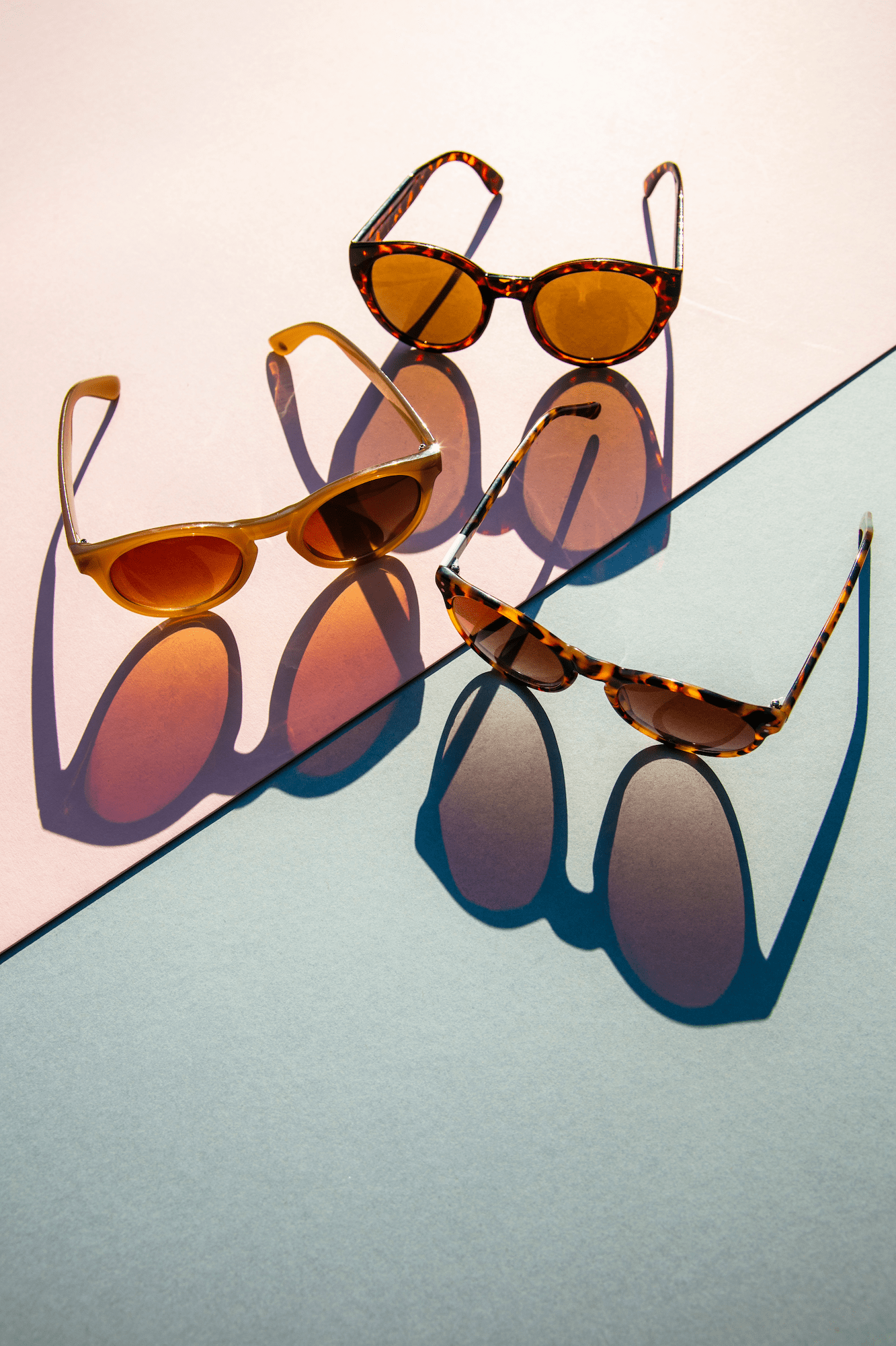 fasionable-summer-sunglasses-with-long-shadow-on-p-2024-09-12-00-13-11-utc